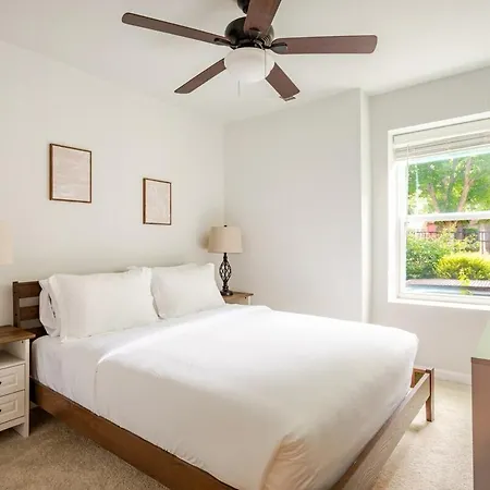 Uptown With Private Garage Villa Charlotte