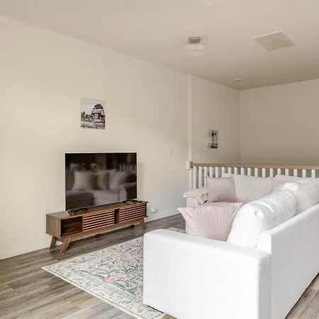 Uptown With Private Garage Villa *