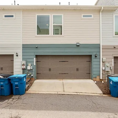 Uptown With Private Garage Villa