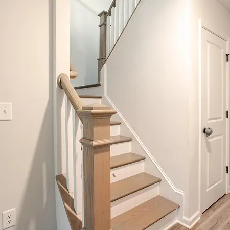Villa Uptown With Private Garage *