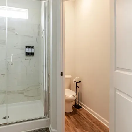 Uptown With Private Garage Villa Charlotte