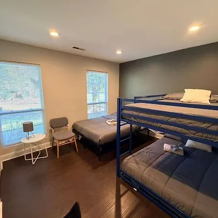 3br W Yard & Wifi Sleeps 10 * Charlotte
