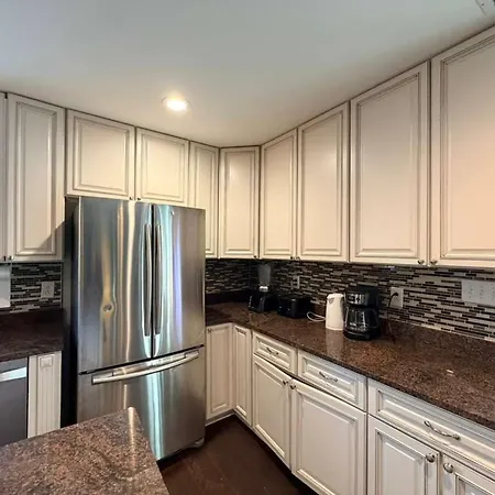 3br W Yard & Wifi Sleeps 10 Holiday home Charlotte