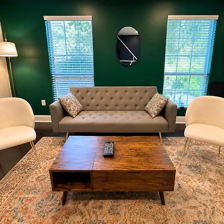 3br W Yard & Wifi Sleeps 10 Charlotte