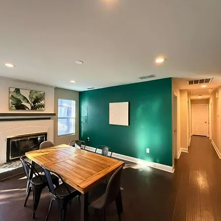 3br W Yard & Wifi Sleeps 10 *