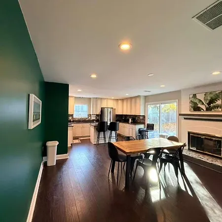 3br W Yard & Wifi Sleeps 10 * Charlotte
