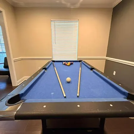 3br W Yard & Wifi Sleeps 10