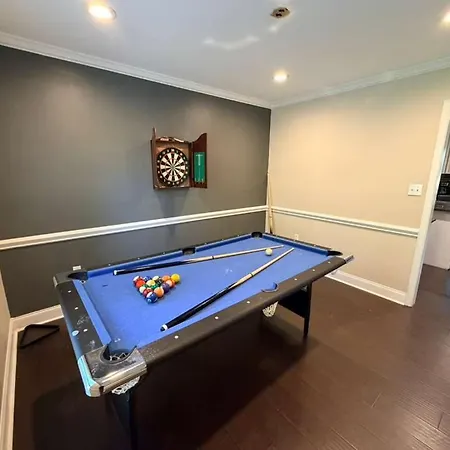 3br W Yard & Wifi Sleeps 10 * Charlotte