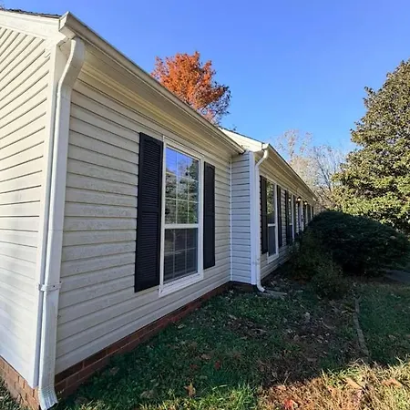 3br W Yard & Wifi Sleeps 10 Charlotte