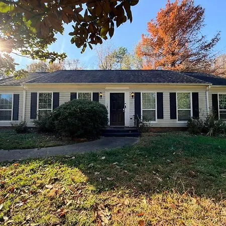 3br W Yard & Wifi Sleeps 10 Holiday home Charlotte