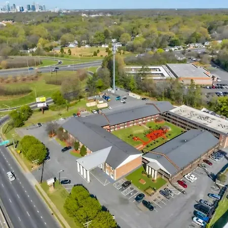 Near Uptown & Minutes To Hospital, Free Wi-fi, Coffee & Gym Charlotte