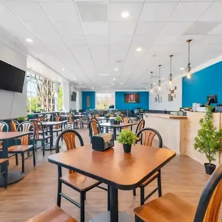 Near Uptown & Minutes To Hospital, Free Wi-fi, Coffee & Gym Holiday home