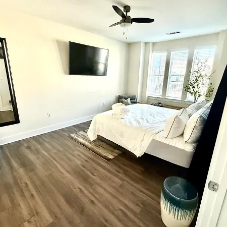 Spacious Uptown Luxury Escape *