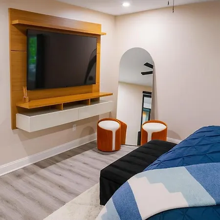 Hidden Gem On The Outskirts Of Uptown Holiday home *