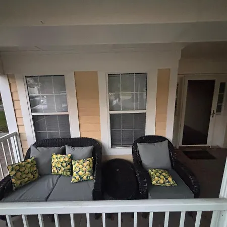 Near Uptown-sleep 6-nfl Game Day Getaway Holiday home