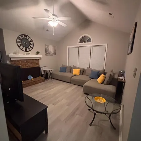 Near Uptown-sleep 6-nfl Game Day Getaway Holiday home *