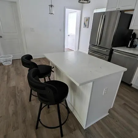 Airport Adjacent - 15 Min To Everywhere! Holiday home *