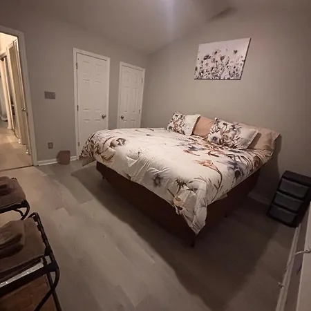 Near Uptown-sleep 6-nfl Game Day Getaway *