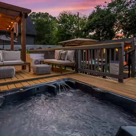 Escape To The Arts Golf Sim Theater Hot Tub Holiday home