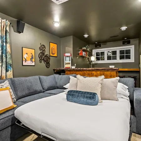 Escape To The Arts Golf Sim Theater Hot Tub Holiday home