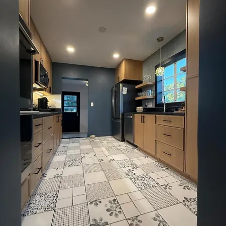 The Latimer House Perfect For Groups Near Uptown