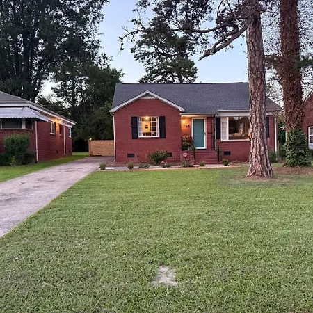 The Latimer House Perfect For Groups Near Uptown Holiday home