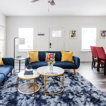 Holiday home 8br Near Southend/uptown W/gameroom/hottubs/fenced