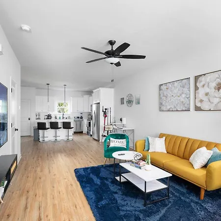 Holiday home 8br Near Southend/uptown W/gameroom/hottubs/fenced *