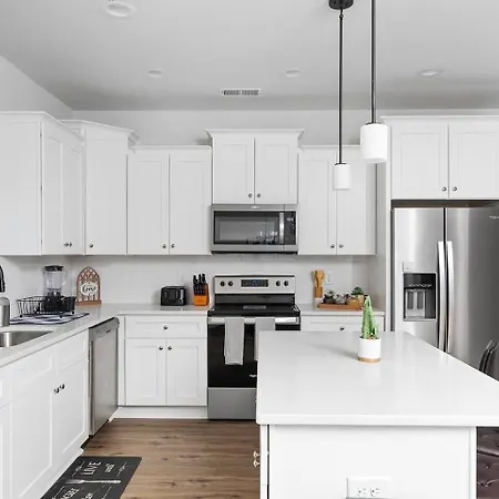 8br Near Southend/uptown W/gameroom/hottubs/fenced