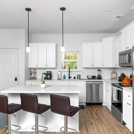 8br Near Southend/uptown W/gameroom/hottubs/fenced Holiday home