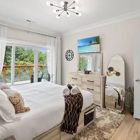 Modern Uptown Retreat Hot Tub & Game Holiday home *