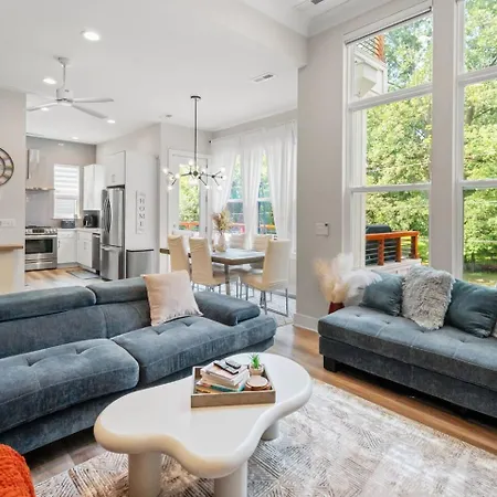 Modern Uptown Retreat Hot Tub & Game Holiday home