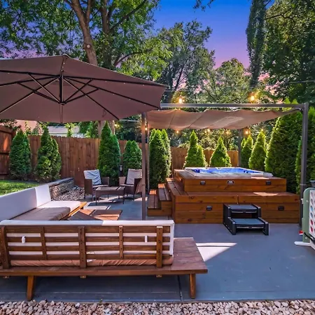 Modern Uptown Retreat Hot Tub & Game Holiday home Charlotte