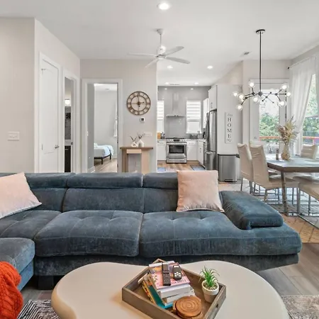 Modern Uptown Retreat Hot Tub & Game Holiday home *
