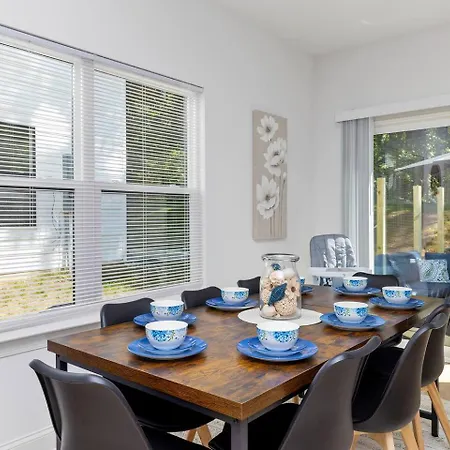 Holiday home Uptown Retreat Sleeps 10 W/hot Tub, Bbq Game *