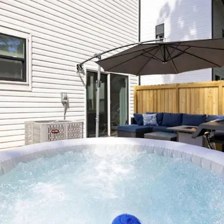 Uptown Retreat Sleeps 10 W/hot Tub, Bbq Game