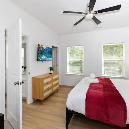 Holiday home Uptown Retreat Sleeps 10 W/hot Tub, Bbq Game Charlotte