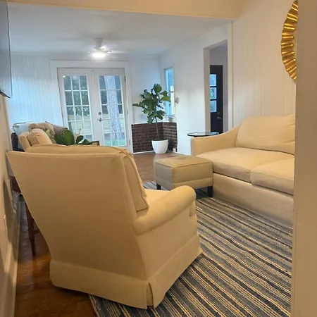 The Latimer House Perfect For Groups Near Uptown Holiday home