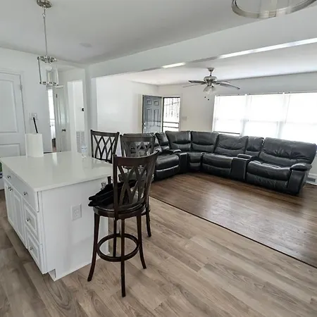 Airport Adjacent - 15 Min To Everywhere! Holiday home