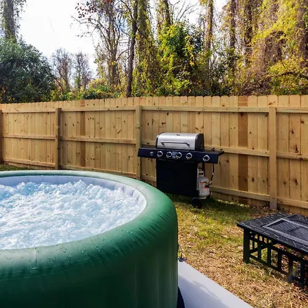 Holiday home 8br Near Southend/uptown W/gameroom/hottubs/fenced