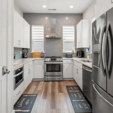 Modern Uptown Retreat Hot Tub & Game Holiday home *