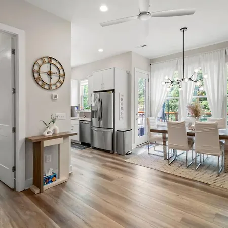 Modern Uptown Retreat Hot Tub & Game Holiday home