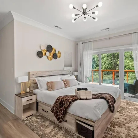 Modern Uptown Retreat Hot Tub & Game * Charlotte