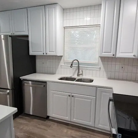 Airport Adjacent - 15 Min To Everywhere! Holiday home