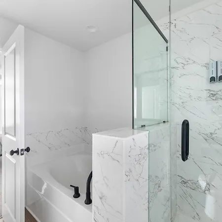 8br Near Southend/uptown W/gameroom/hottubs/fenced *