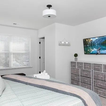 8br Near Southend/uptown W/gameroom/hottubs/fenced Holiday home *