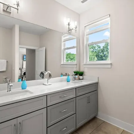 Modern Uptown Retreat Hot Tub & Game Holiday home *
