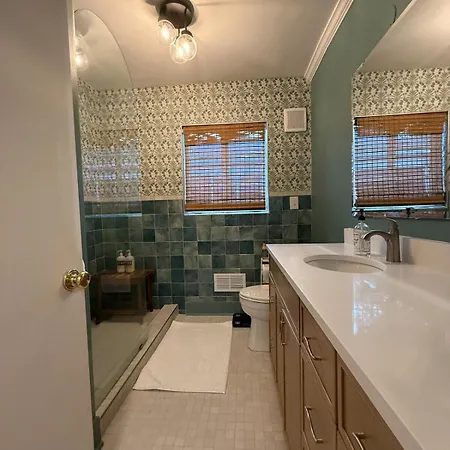 The Latimer House Perfect For Groups Near Uptown Holiday home *