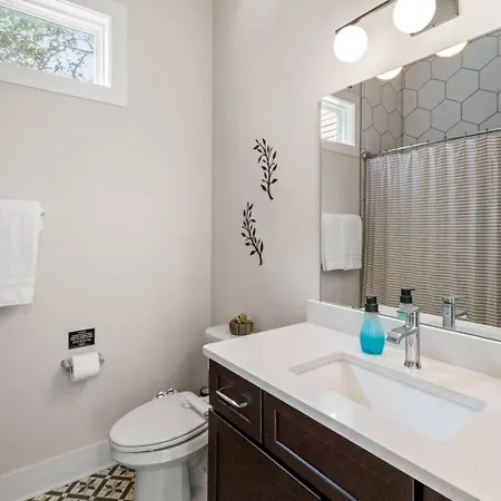 Modern Uptown Retreat Hot Tub & Game Holiday home