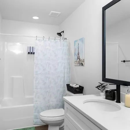 Holiday home 8br Near Southend/uptown W/gameroom/hottubs/fenced *